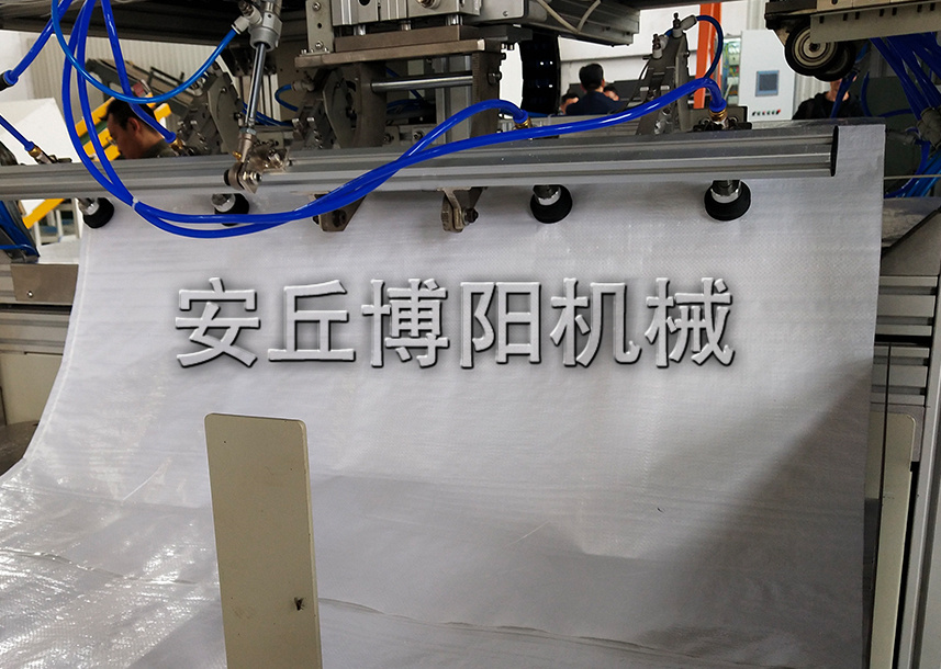 飼料原料全自動包裝碼垛機的工作原理和特點是什么？